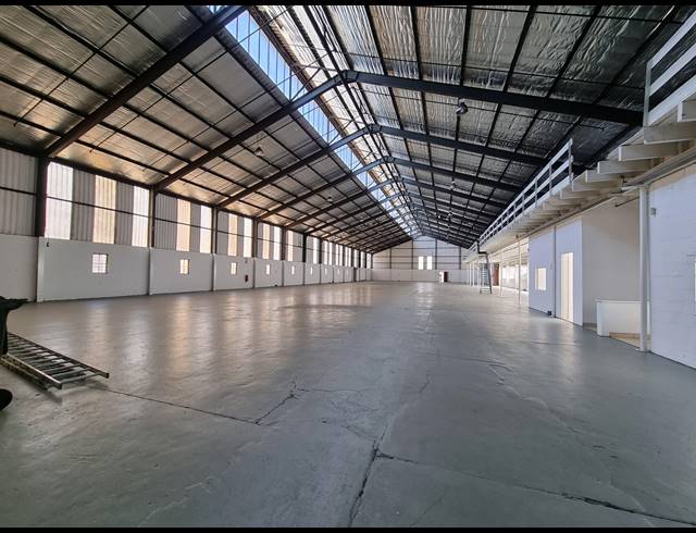1,600M² WAREHOUSE TO LET IN TRIANGLE FARM